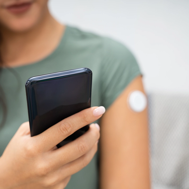 Patientin nutzt die digitale Blutzuckermessung via CGM-Sensor in der Diabetologie Dr. Weigand in Straubing